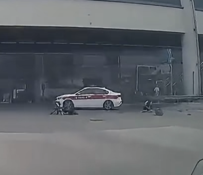元朗朗屏站外一部警車與一部電動單車相撞。電動單車衝出橫過馬路期間,一輛警車高速駛至收制不及將它撞倒,騎手被撞至翻觔斗落地。(車cam L(香港群組)fb)