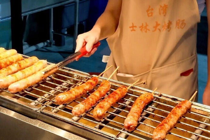 夜市設有超過30個攤位,包括有蚵仔煎、士林大香腸、鹽酥雞等小食。(微博圖片)