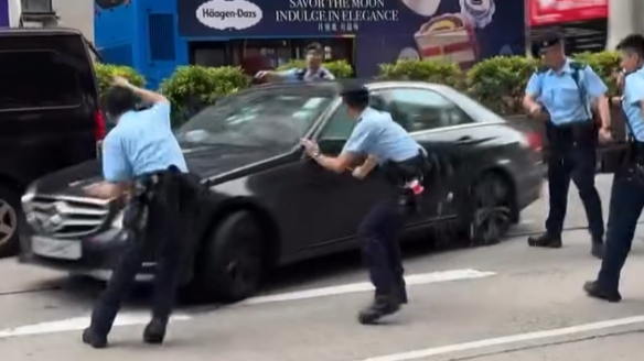 旺角彌敦道多名警員包圍平治私家車，要求司機落車，其間有警員手持伸縮警棍敲破車身玻璃，惟司機加速離開。(Threads)