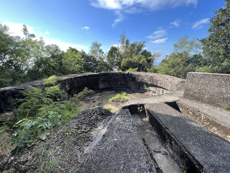 摩星嶺要塞是香港大型海防砲台之一,在1911年投入使用,曾於香港戰役(1941年12月8日至25日)中歷經多場戰鬥(民政事務總署)
