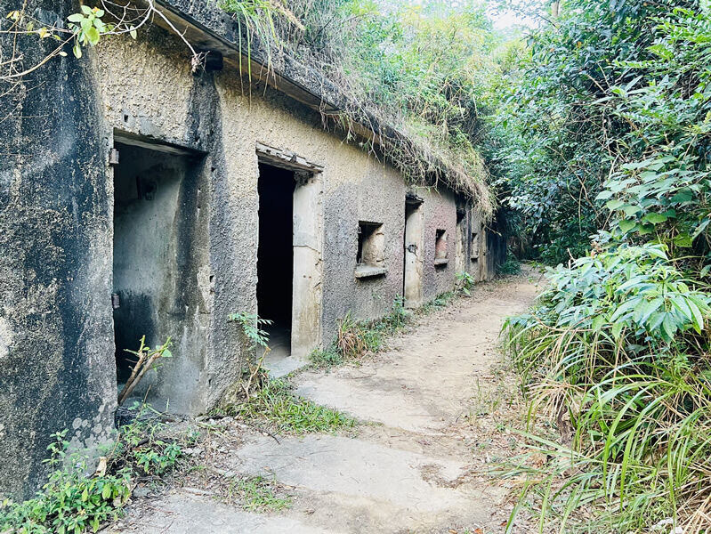 摩星嶺現存遺蹟包括炮台、瞭望台、營房及士兵操場等(民政事務總署)