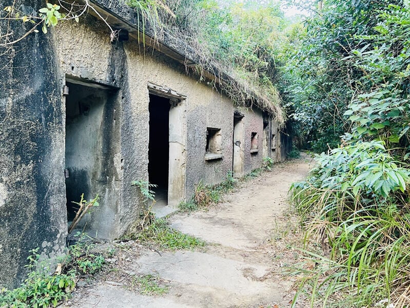 摩星嶺現存遺蹟包括炮台、瞭望台、營房及士兵操場等(民政事務總署)