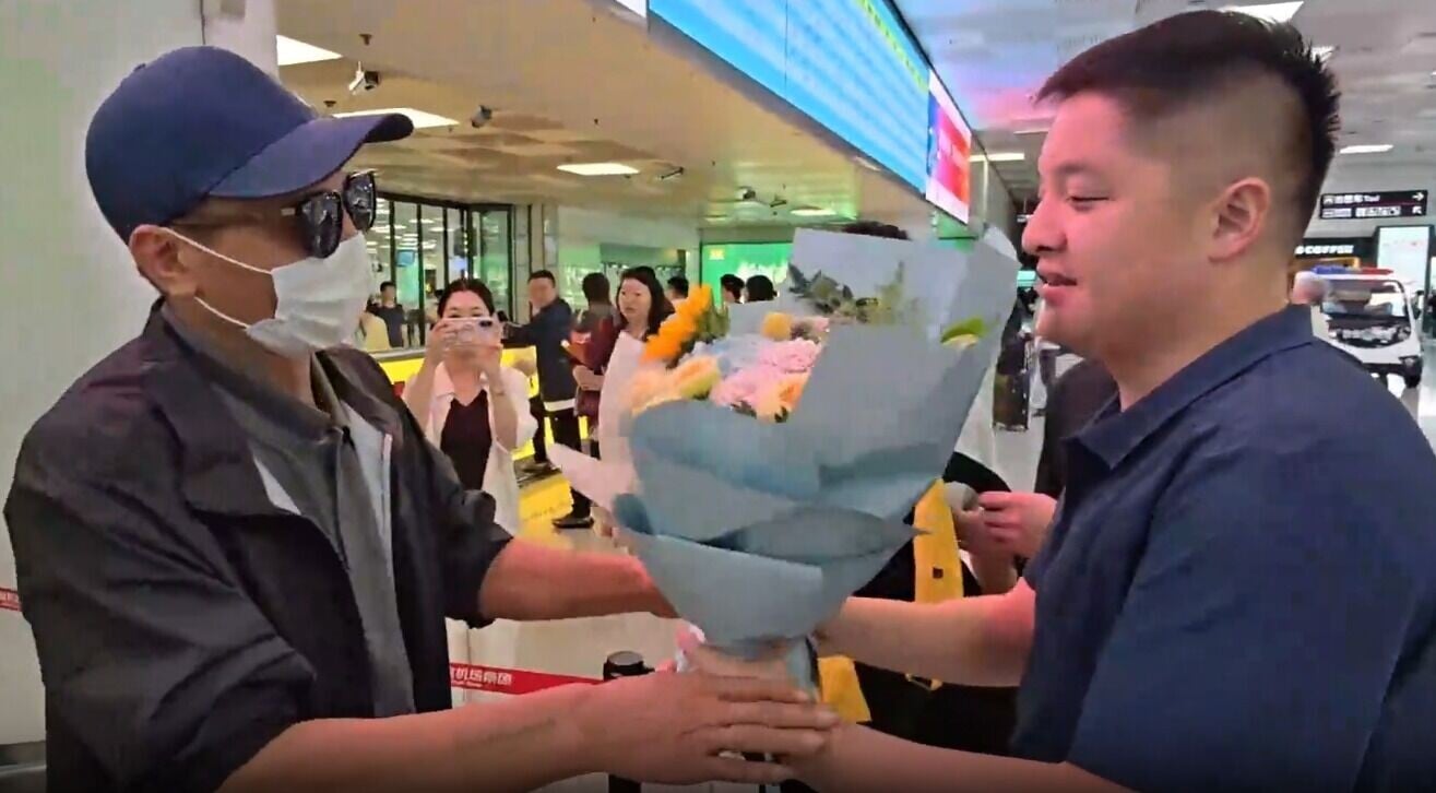 西藏尼泊爾泥石流|河南省木工陸海濤回鄉時,獲兒子接機並送上鮮花