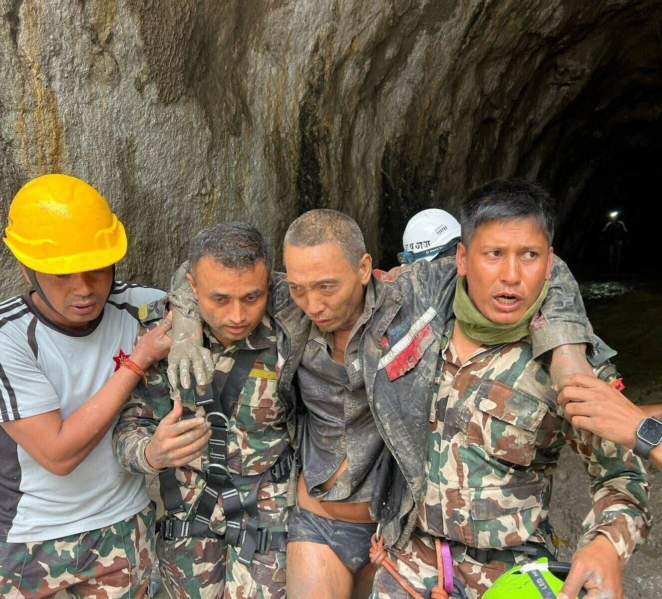 中國籍男子陸海濤在9月5日於尼泊爾水電站隧道內被救出。(路透社)