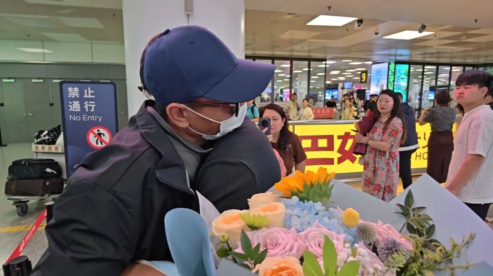 西藏尼泊爾泥石流|河南省木工陸海濤回鄉,與兒子相擁