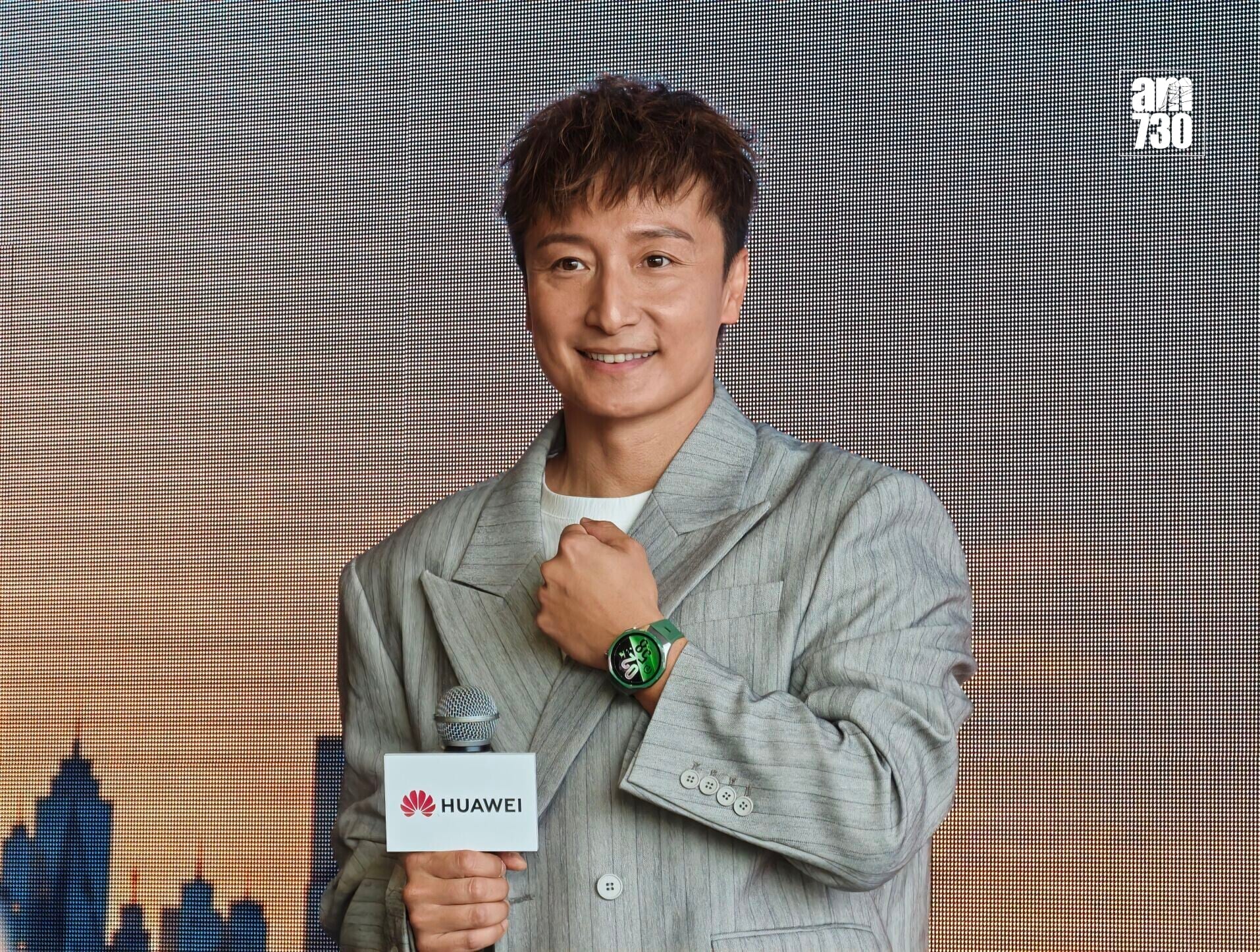 方力申戴上HUAWEI WATCH GT 7進行運動及健康感測。