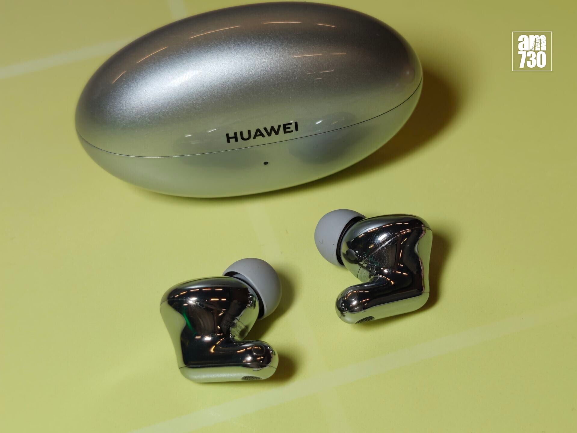 HUAWEI FreeBuds Neo星河銀相當科幻。