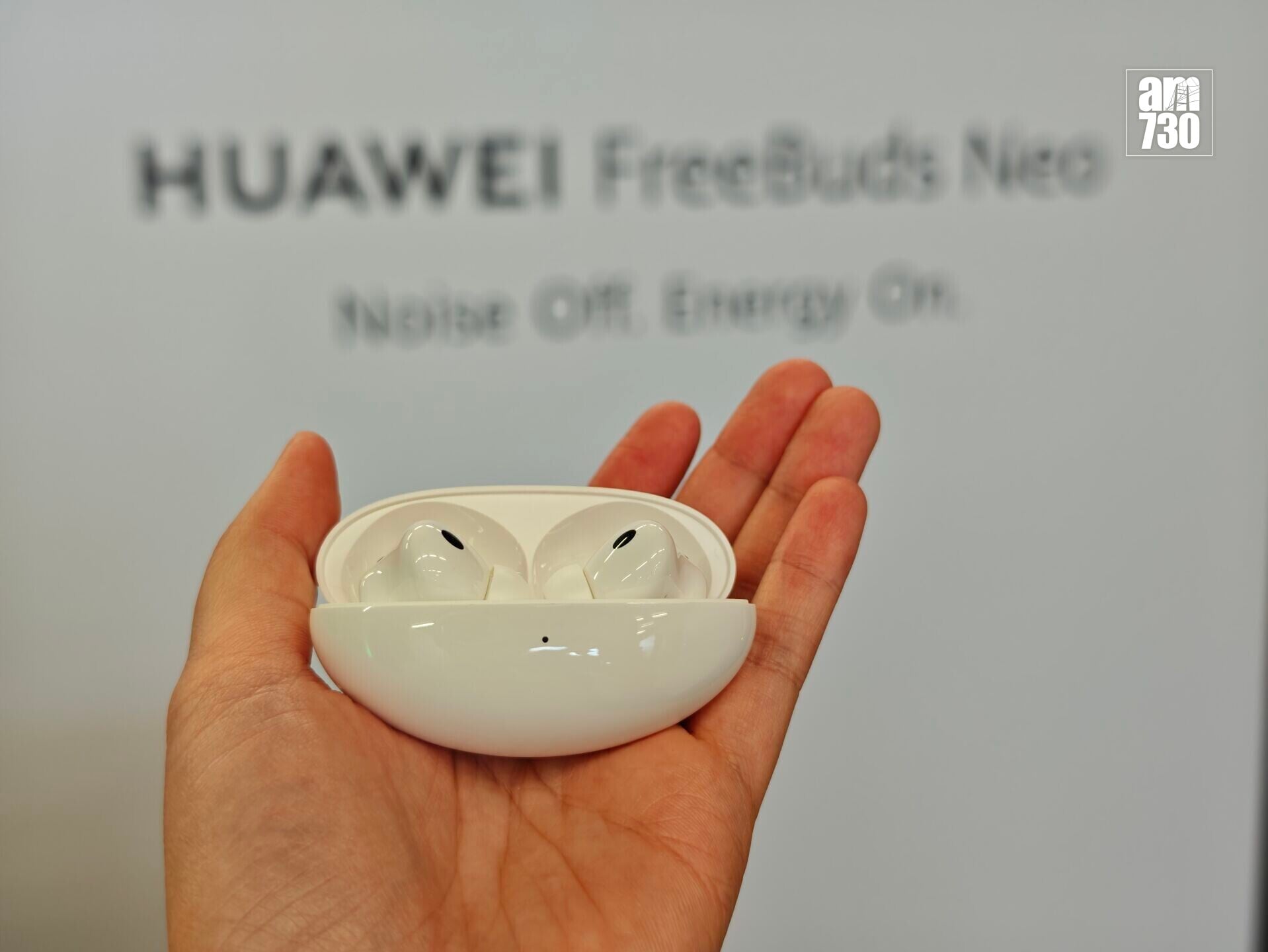 HUAWEI FreeBuds Neo採用橢圓形設計充電盒。