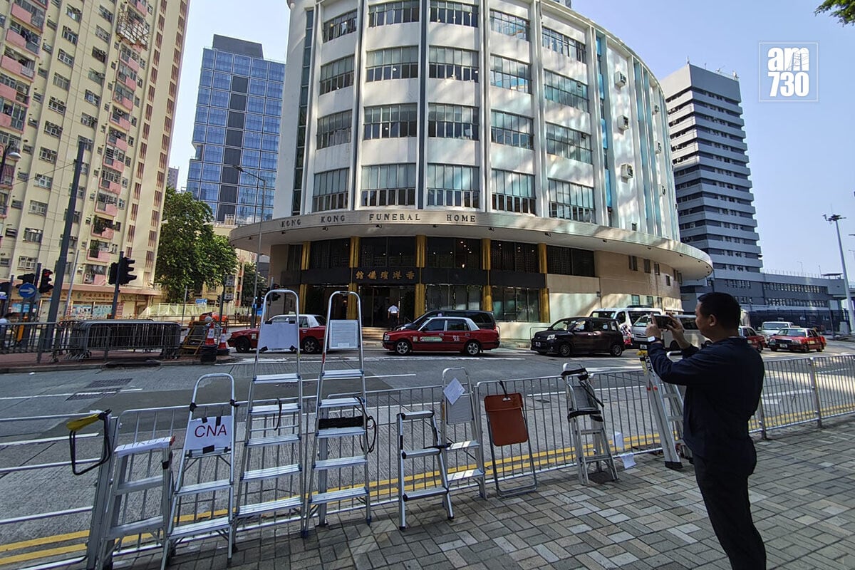 董建華在香港殯儀館舉行喪禮前兩日,已有傳媒在附近準備。(鍾式明攝)