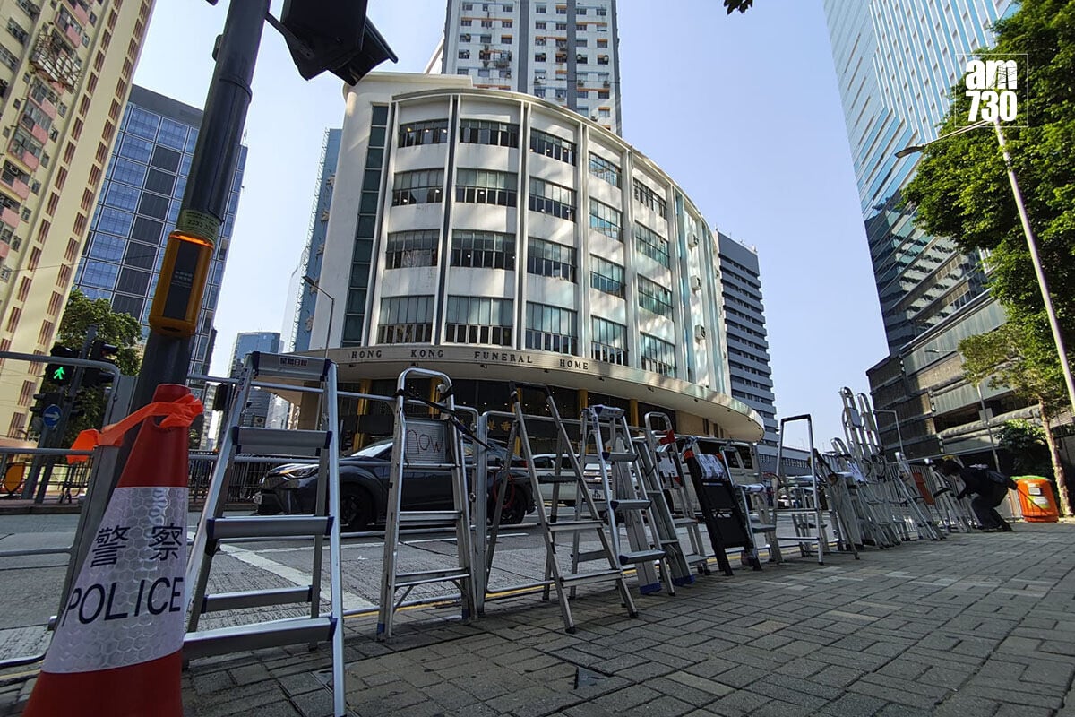 董建華在香港殯儀館舉行喪禮前兩日,已有傳媒在附近準備。(鍾式明攝)