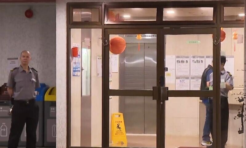 杏花邨周三(16日)晚上發生的謀殺案,一名51歲從姓黃事IT業男子被控一項謀殺罪,於今日(18日)上午在東區裁判法院提堂。死者是被告的53歲妻子