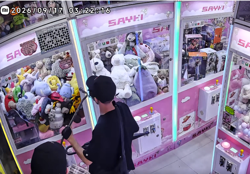 兩名男子凌晨闖夾公仔店盜竊,用鐵筆撬開兩部夾公仔機擸走櫃內數十隻公仔放入4個尼龍袋後逃去。店舖負責人公開片段,懸紅10萬元緝拿兩賊。(香港三爪夾公仔綜合交流區FB)