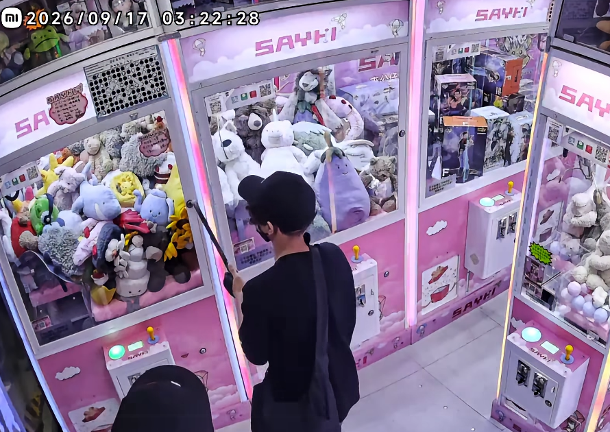 兩名男子凌晨闖夾公仔店盜竊,用鐵筆撬開兩部夾公仔機擸走櫃內數十隻公仔放入4個尼龍袋後逃去。店舖負責人公開片段,懸紅10萬元緝拿兩賊。(香港三爪夾公仔綜合交流區FB)