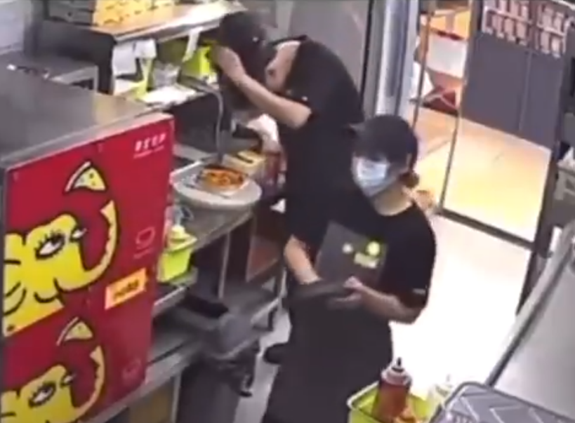 「杭州尊寶比薩濱河廣場店」有員工被揭發故意將頭皮屑撒至薄餅上,行為被閉路電視拍下。(X)