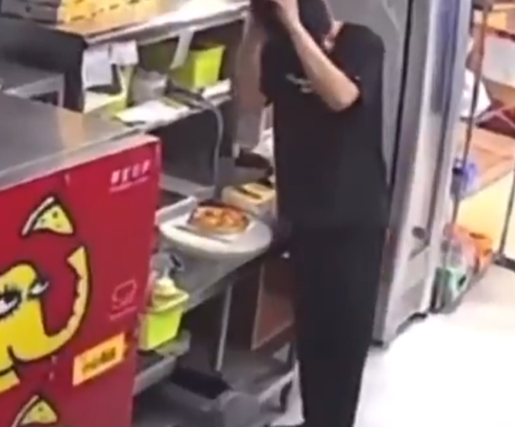 「杭州尊寶比薩濱河廣場店」有員工被揭發故意將頭皮屑撒至薄餅上,行為被閉路電視拍下。(X)