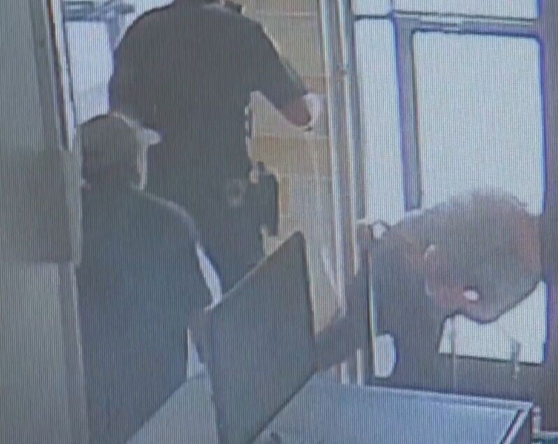 就在Timothy幾乎衝出出口時,被後方趕來協助的其他法警用電擊槍射中。(X)