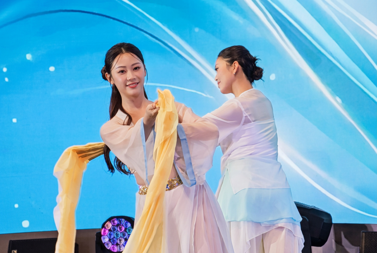 Sophie 雖然放低舞蹈多年但仍然盡顯功架