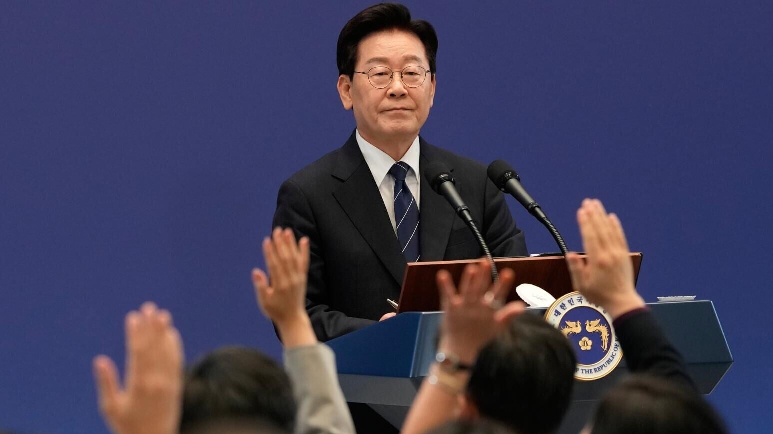 南韓總統李在明18日在青瓦台出席記者會。（圖／美聯社）