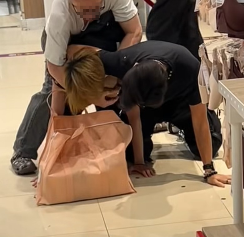 一名男子在屯門市廣場AEON內一間內衣店,被指控盜竊,遭三男箍頸制服。(FB「真.屯門友」群組)
