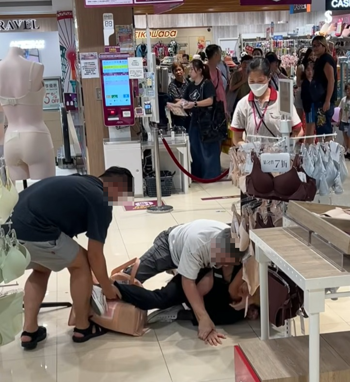 一名男子在屯門市廣場AEON內一間內衣店,被指控盜竊,遭三男箍頸制服。(FB「真.屯門友」群組)