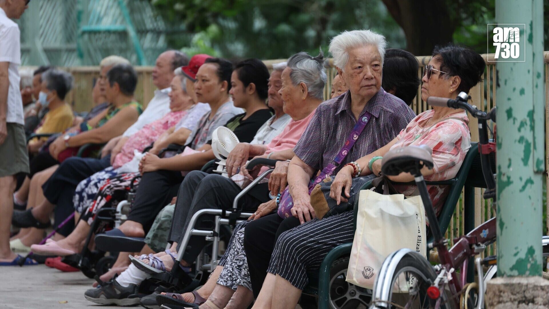 特區政府發表「應對社會高齡化對策報告」，在11個範疇提出共73項對策措施應對社會高齡化挑戰，部分措施與今年施政報告措施相輔相成。(周令知攝)
