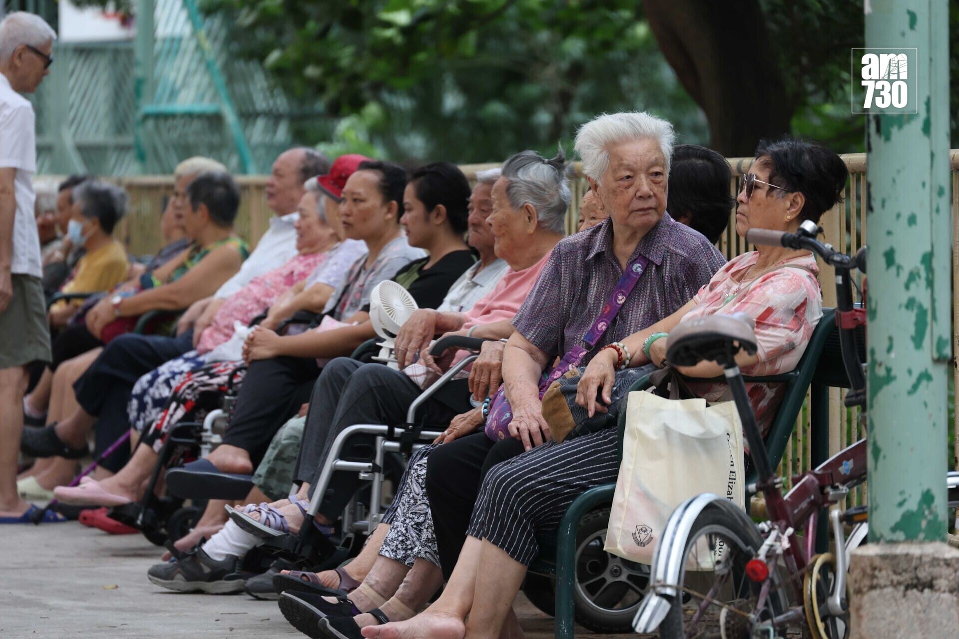 特區政府發表「應對社會高齡化對策報告」,在11個範疇提出共73項對策措施應對社會高齡化挑戰,部分措施與今年施政報告措施相輔相成。(周令知攝)