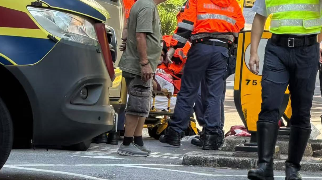 大埔一部客貨車沿安泰路南行，至安邦路交界左轉時，意外撞到一名正在過路的72歲老婦。老婦不省人事，救護員趕至將她送往沙田威爾斯醫院搶救。(網上圖片)
