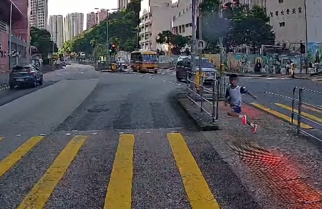 油塘一名男童在鯉魚門道未有按燈號指示衝出馬路,與一輛密斗貨車擦撞,男童跌倒後,負傷返回安全島躺下,臉露痛苦神色,途人報警送院。(香港突發事故報料區及討論區fb)