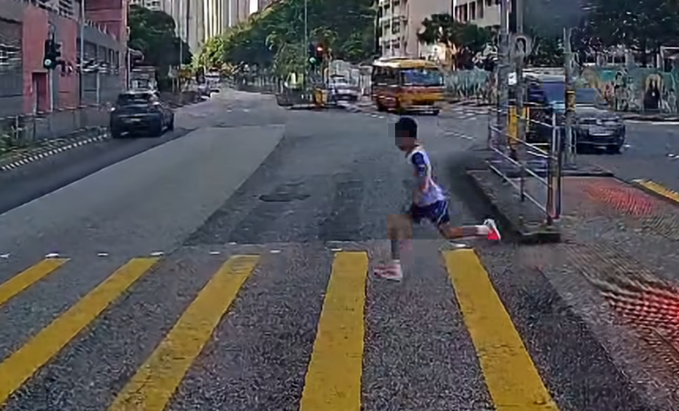 油塘一名男童在鯉魚門道未有按燈號指示衝出馬路,與一輛密斗貨車擦撞,男童跌倒後,負傷返回安全島躺下,臉露痛苦神色,途人報警送院。(香港突發事故報料區及討論區fb)