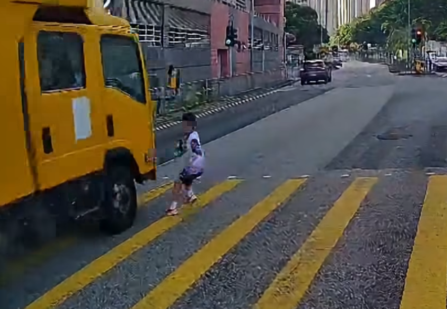 油塘一名男童在鯉魚門道未有按燈號指示衝出馬路,與一輛密斗貨車擦撞,男童跌倒後,負傷返回安全島躺下,臉露痛苦神色,途人報警送院。(香港突發事故報料區及討論區fb)