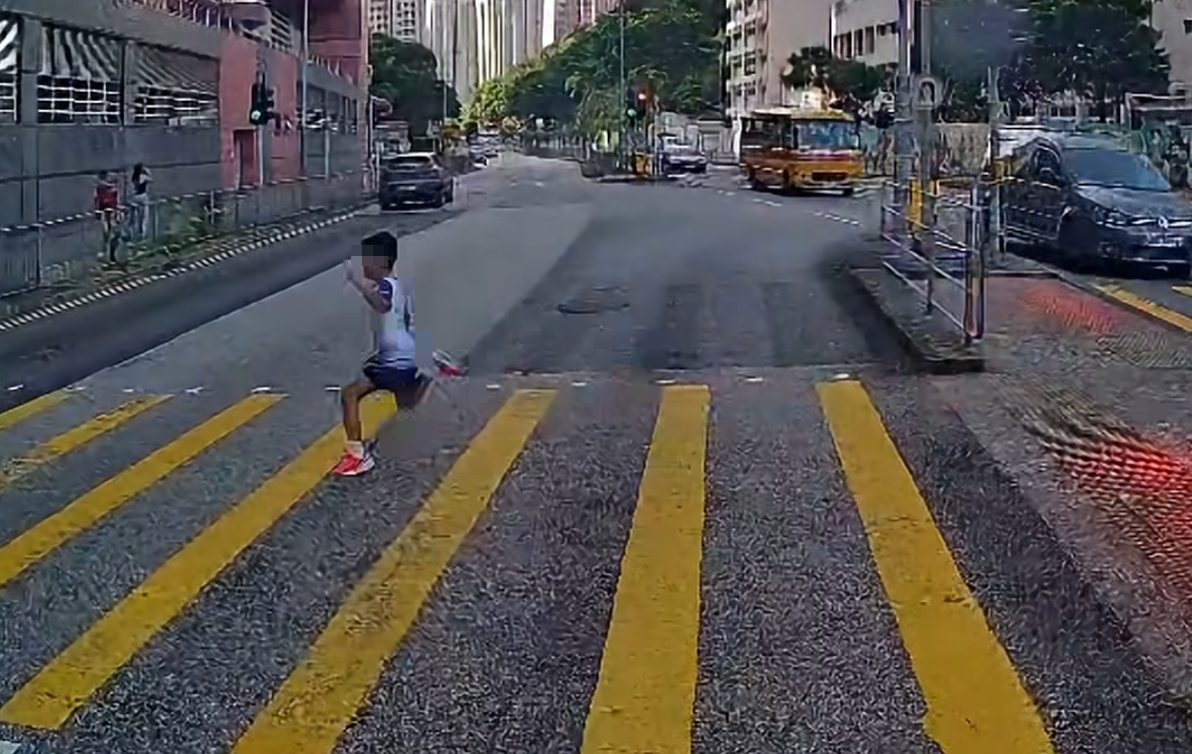 油塘一名男童在鯉魚門道未有按燈號指示衝出馬路,與一輛密斗貨車擦撞,男童跌倒後,負傷返回安全島躺下,臉露痛苦神色,途人報警送院。(香港突發事故報料區及討論區fb)