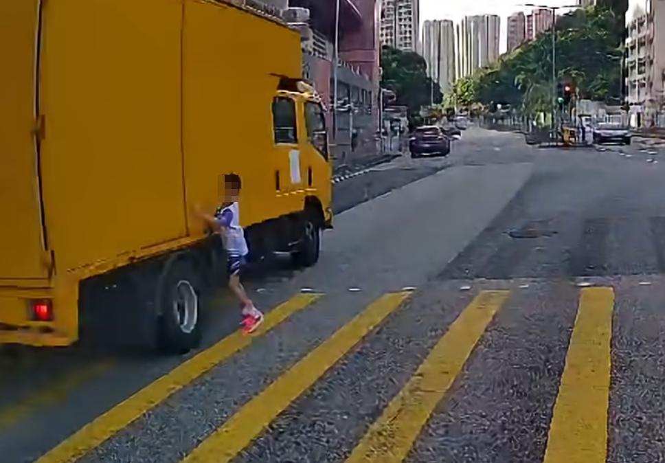 油塘一名男童在鯉魚門道未有按燈號指示衝出馬路,與一輛密斗貨車擦撞,男童跌倒後,負傷返回安全島躺下,臉露痛苦神色,途人報警送院。(香港突發事故報料區及討論區fb)