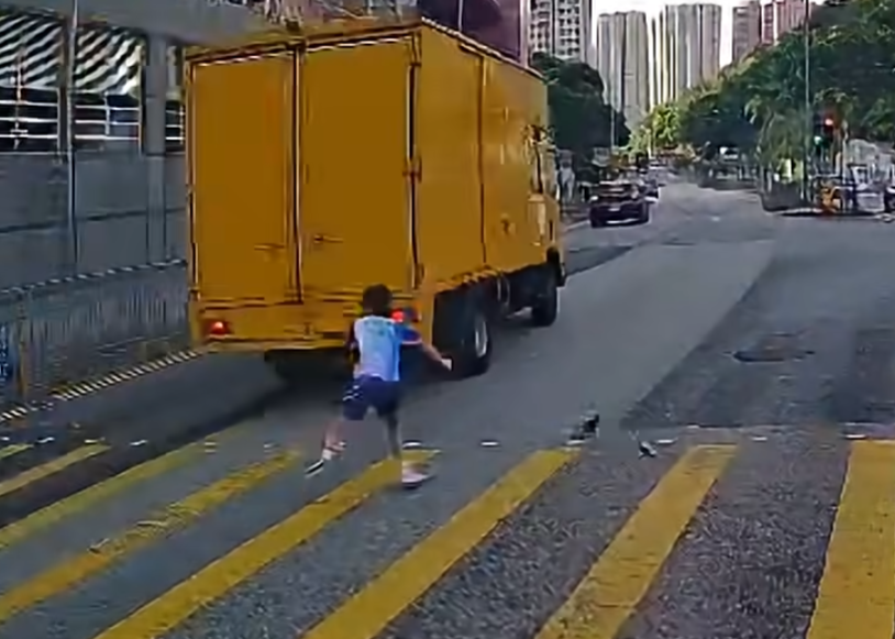 油塘一名男童在鯉魚門道未有按燈號指示衝出馬路,與一輛密斗貨車擦撞,男童跌倒後,負傷返回安全島躺下,臉露痛苦神色,途人報警送院。(香港突發事故報料區及討論區fb)