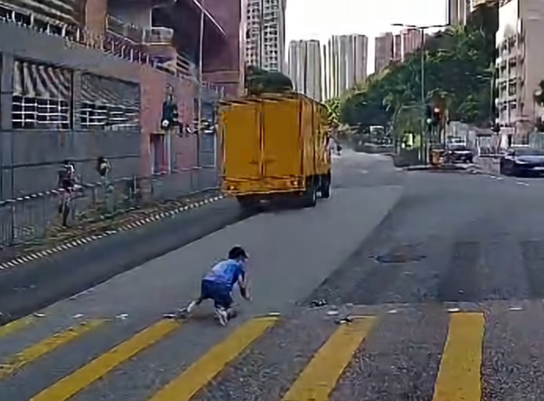 油塘一名男童在鯉魚門道未有按燈號指示衝出馬路,與一輛密斗貨車擦撞,男童跌倒後,負傷返回安全島躺下,臉露痛苦神色,途人報警送院。(香港突發事故報料區及討論區fb)