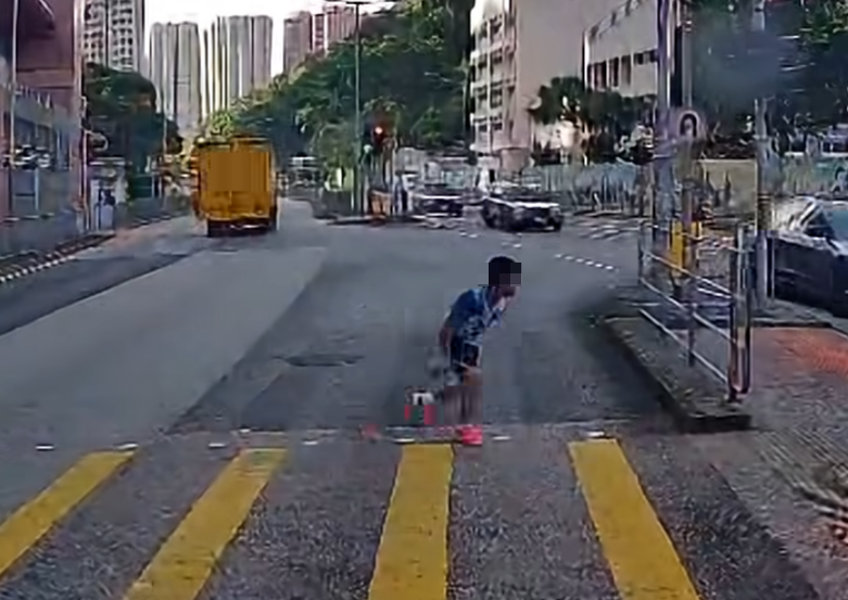 油塘一名男童在鯉魚門道未有按燈號指示衝出馬路,與一輛密斗貨車擦撞,男童跌倒後,負傷返回安全島躺下,臉露痛苦神色,途人報警送院。(香港突發事故報料區及討論區fb)