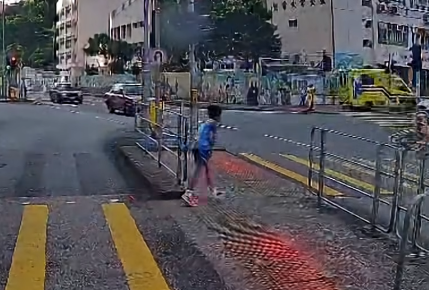 油塘一名男童在鯉魚門道未有按燈號指示衝出馬路,與一輛密斗貨車擦撞,男童跌倒後,負傷返回安全島躺下,臉露痛苦神色,途人報警送院。(香港突發事故報料區及討論區fb)