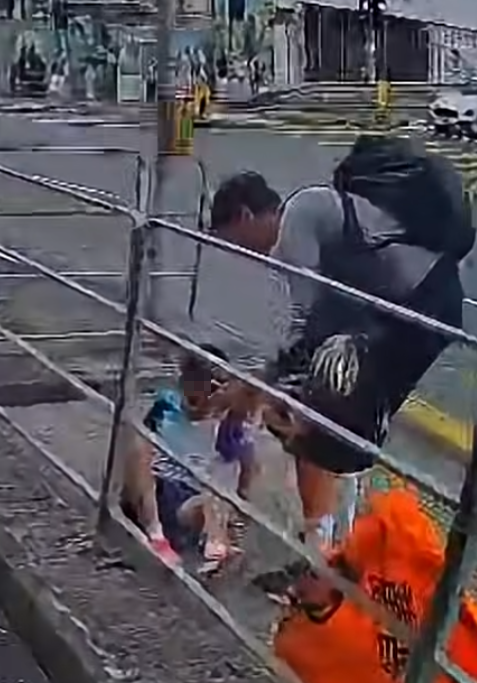 油塘一名男童在鯉魚門道未有按燈號指示衝出馬路,與一輛密斗貨車擦撞,男童跌倒後,負傷返回安全島躺下,臉露痛苦神色,途人報警送院。(香港突發事故報料區及討論區fb)