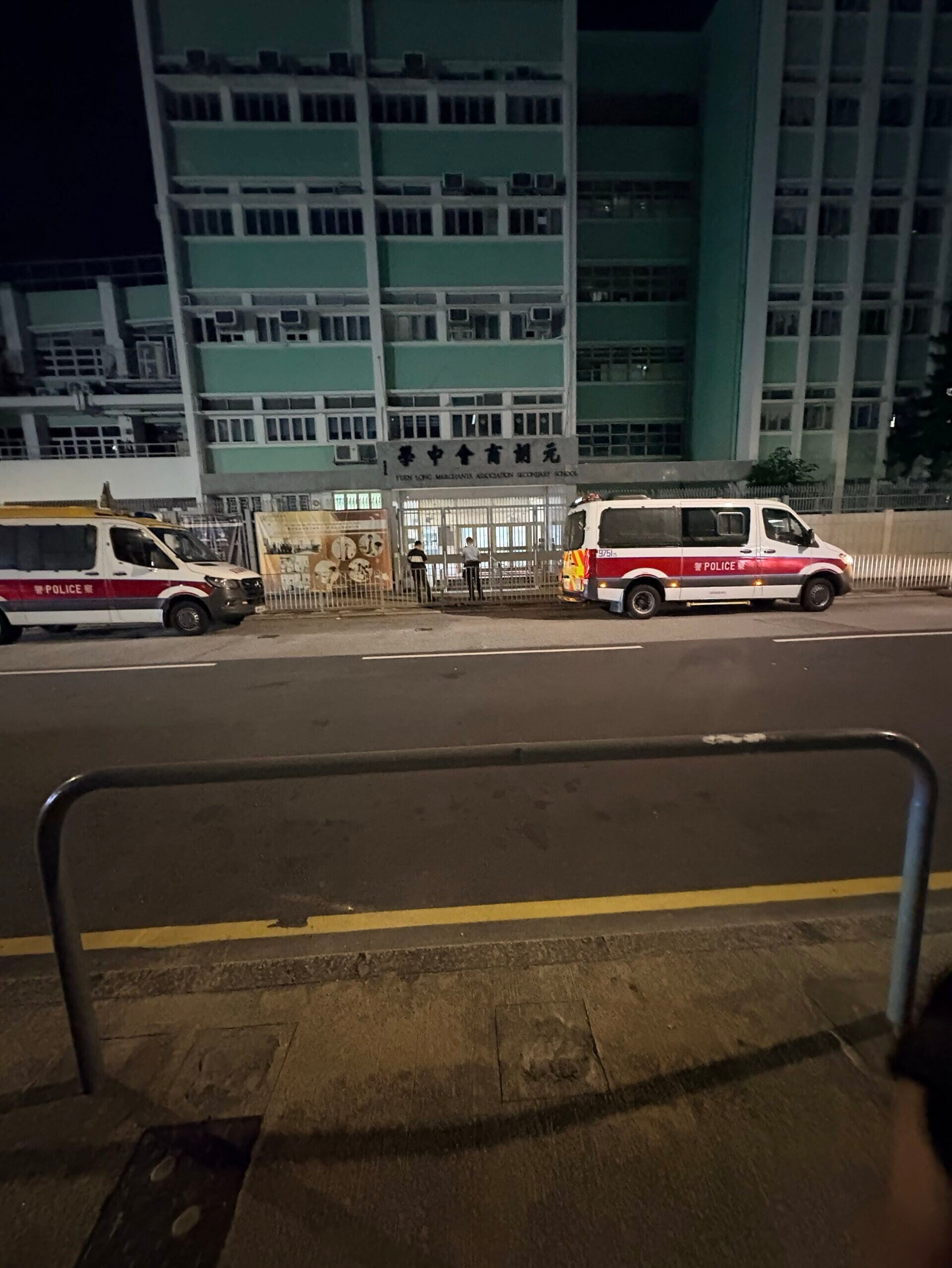 一名女子在豐年路近元朗商會中學對開,懷疑被一名男子用𠝹刀襲擊。多架警車停泊於元朗商會中學附近,大批警察在場蒐證,以及用電筒照射校舍。(Threads)