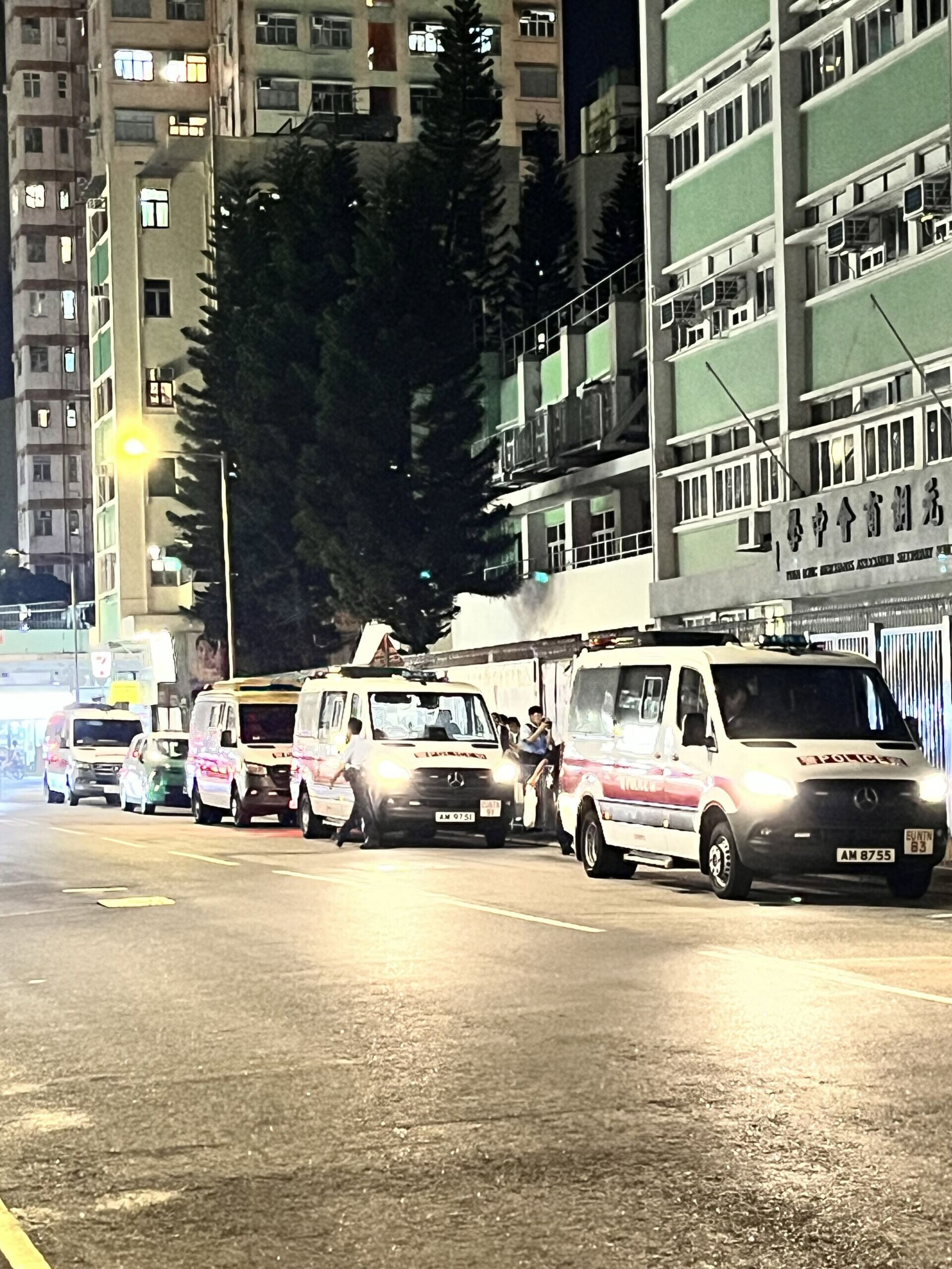 一名女子在豐年路近元朗商會中學對開,懷疑被一名男子用𠝹刀襲擊。多架警車停泊於元朗商會中學附近,大批警察在場蒐證,以及用電筒照射校舍。(Threads)