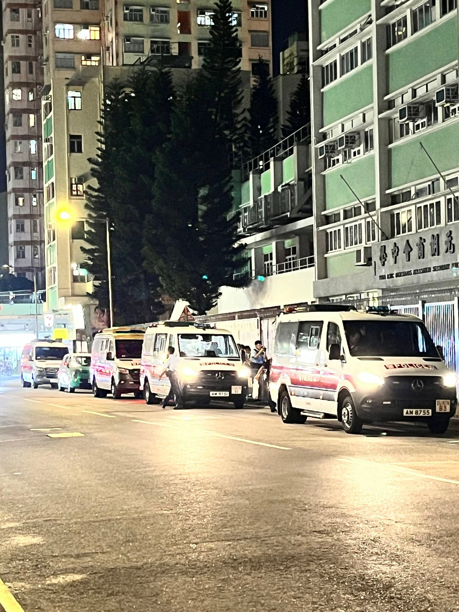 一名女子在豐年路近元朗商會中學對開,懷疑被一名男子用𠝹刀襲擊。多架警車停泊於元朗商會中學附近,大批警察在場蒐證,以及用電筒照射校舍。(Threads)