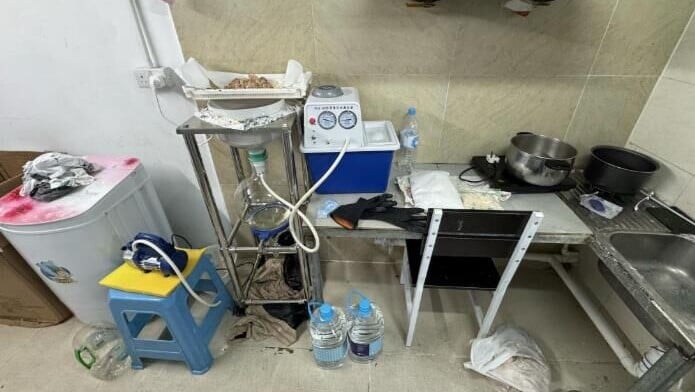 粉嶺鐵皮屋冰毒工場釋毒氣危害民居　警拘3男女檢2300萬元毒品