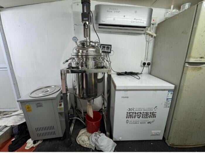 粉嶺鐵皮屋冰毒工場釋毒氣危害民居,警拘3男女檢2300萬元毒品。