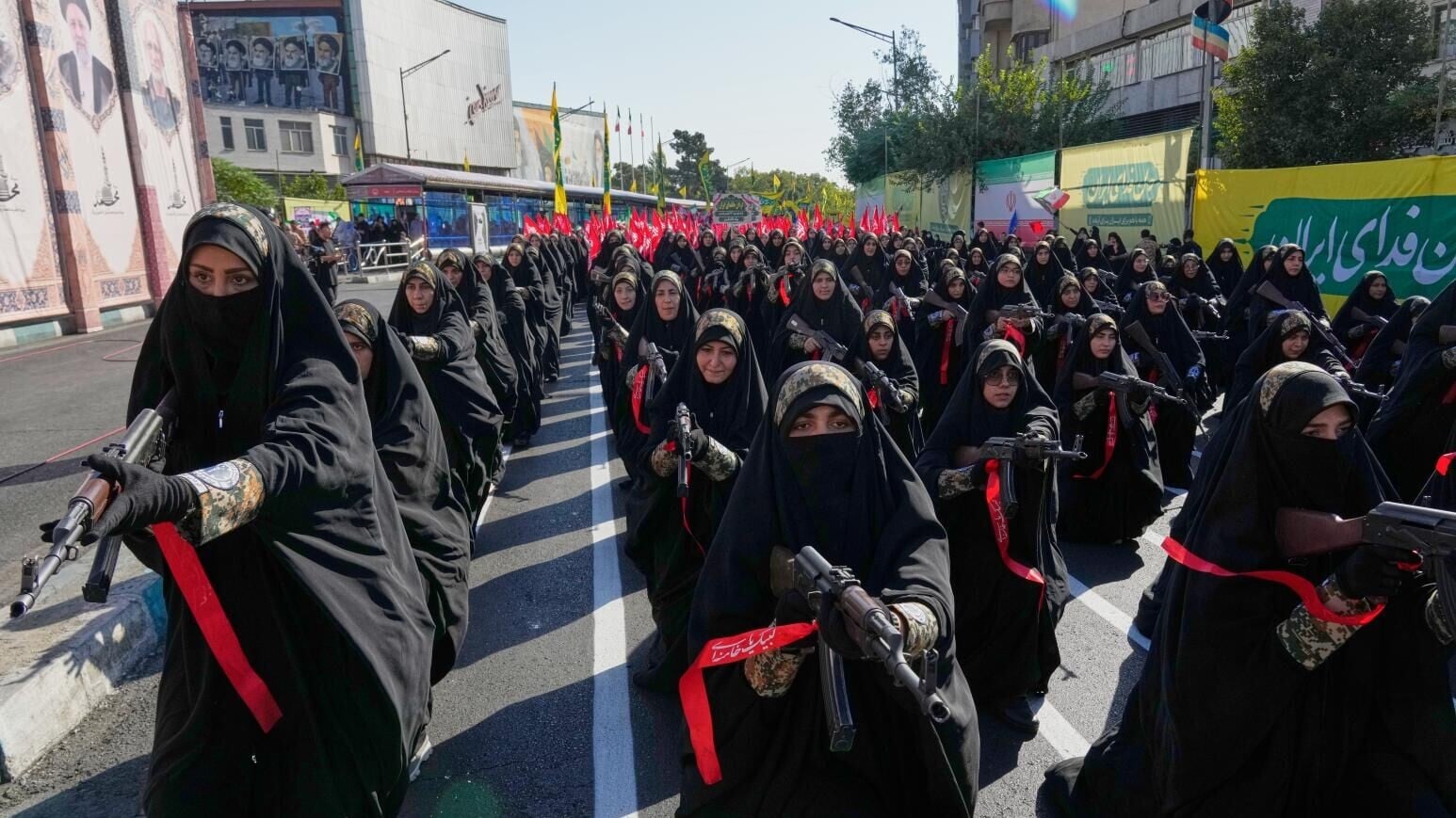 伊朗數十萬人走上街頭，宣示願意接受軍事訓練、保衛國家。（圖／美聯社）