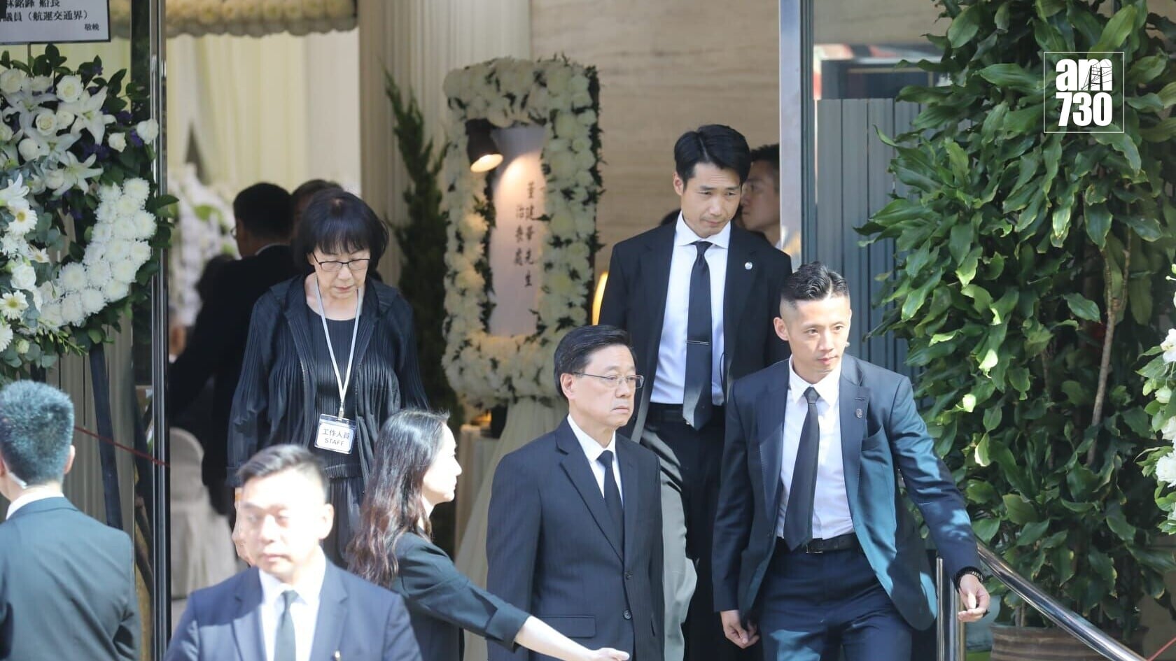 前行政長官董建華本月8日逝世，今日於香港殯儀館設靈，李家超等政商界人士到場。(董立華攝)