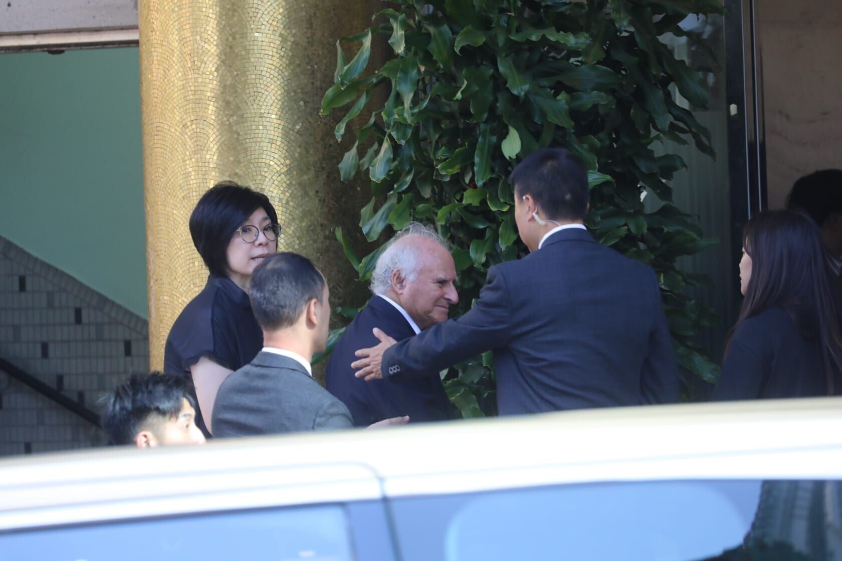 多名政商界人士陸續抵達殯儀館。(董立華攝)