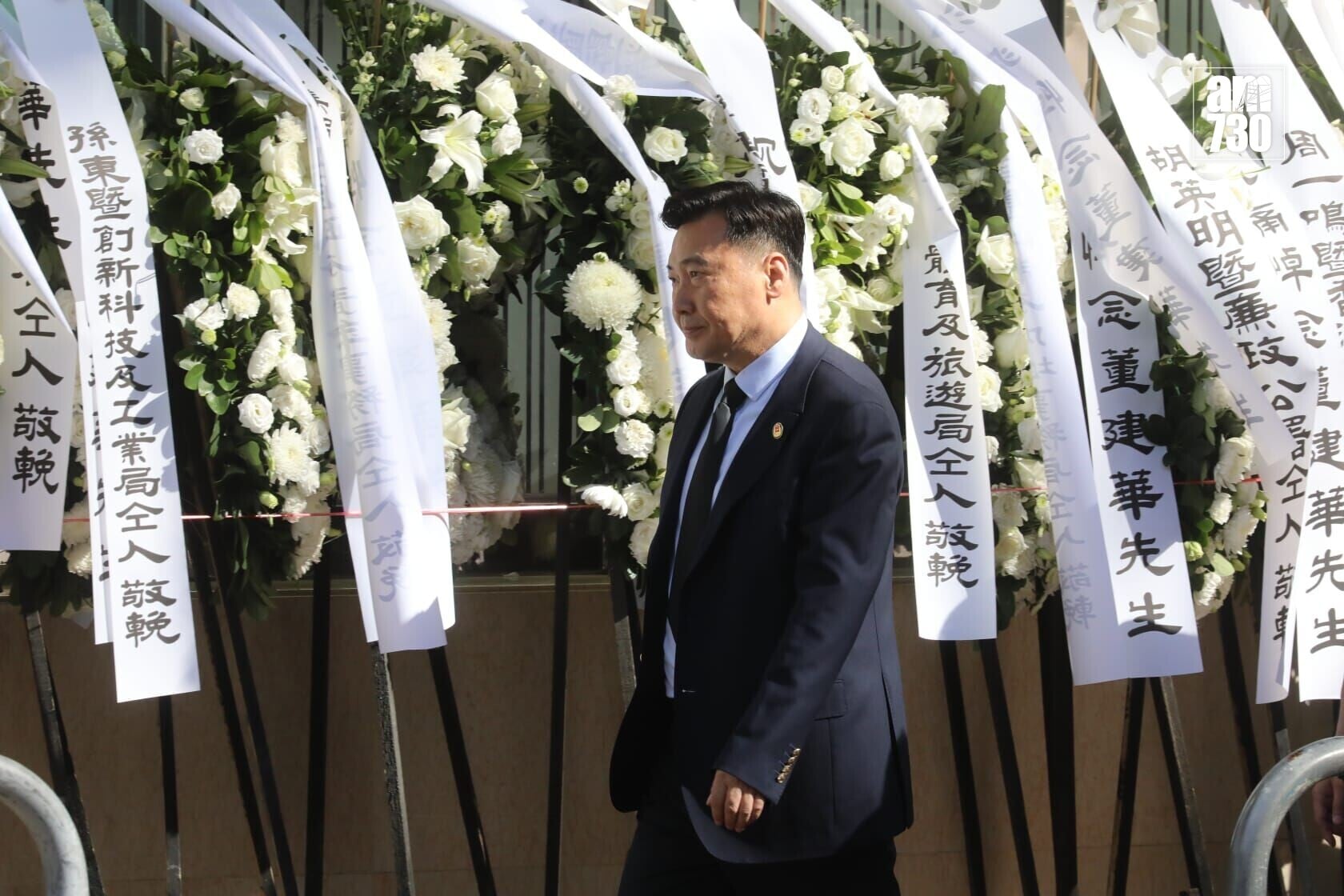 多名政商界人士陸續抵達殯儀館。(董立華攝)