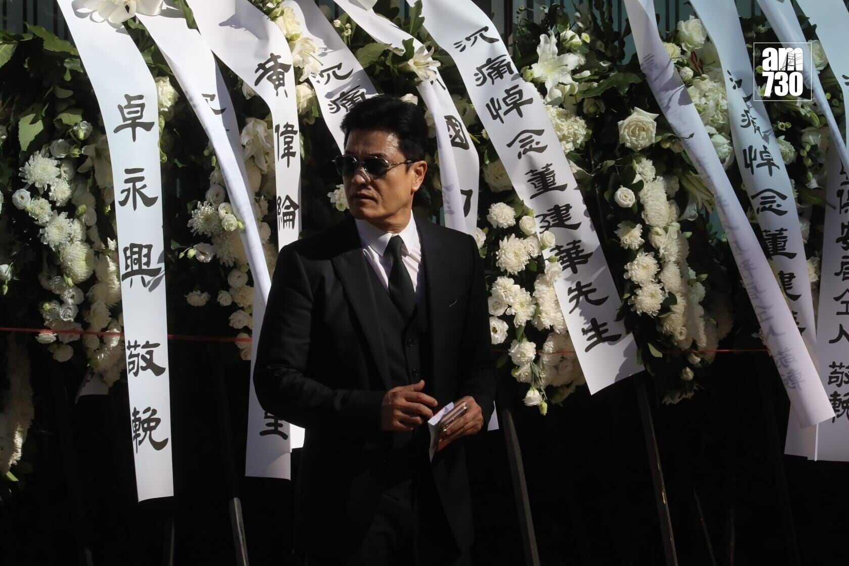 多名政商界人士陸續抵達殯儀館。(董立華攝)
