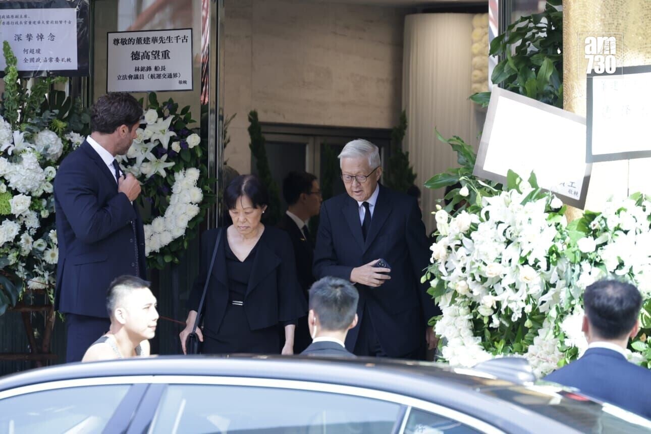 多名政商界人士陸續抵達殯儀館。(董立華攝)