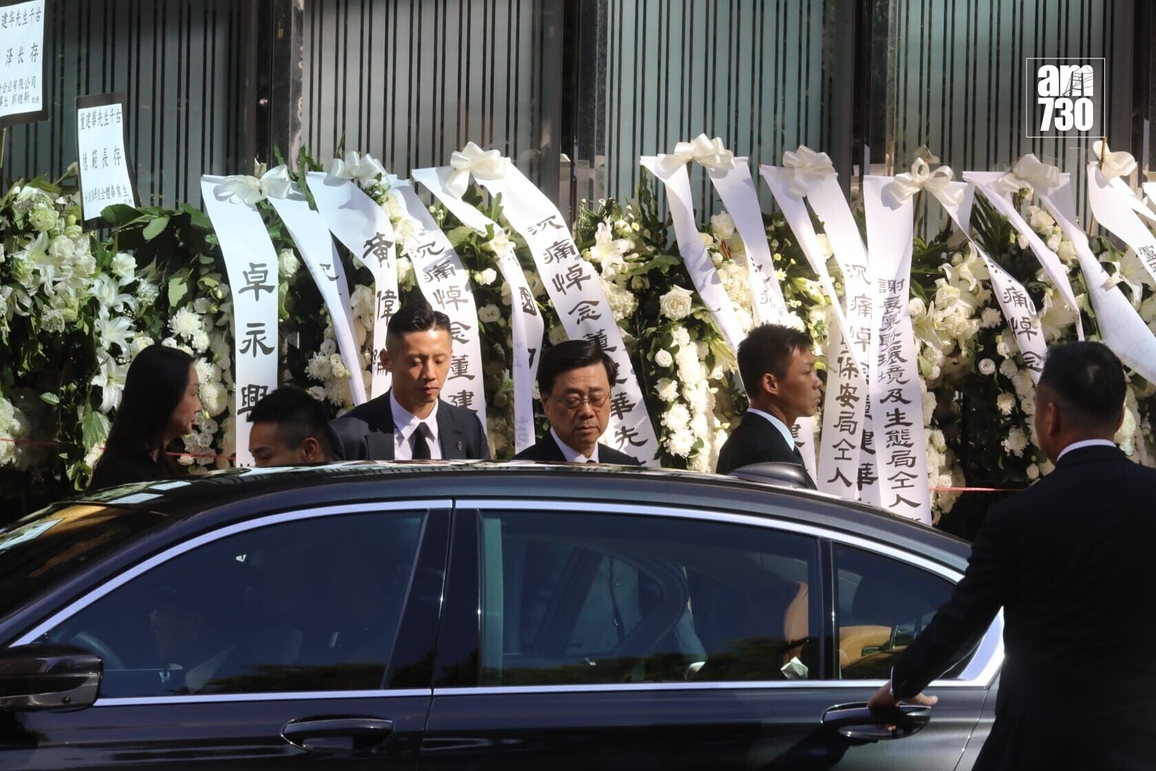 前行政長官董建華本月8日逝世,今日於香港殯儀館設靈,李家超到場到場致意。(董立華攝)