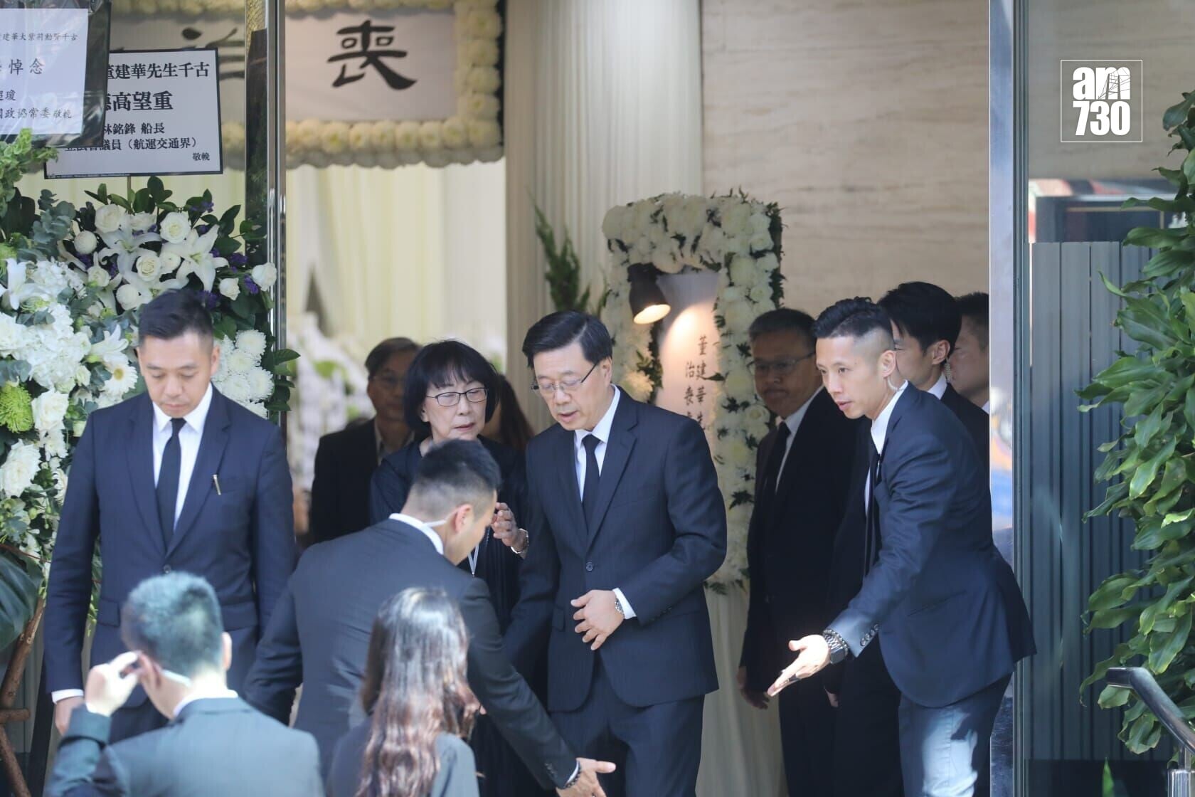 前行政長官董建華本月8日逝世,今日於香港殯儀館設靈,李家超到場到場致意。(董立華攝)